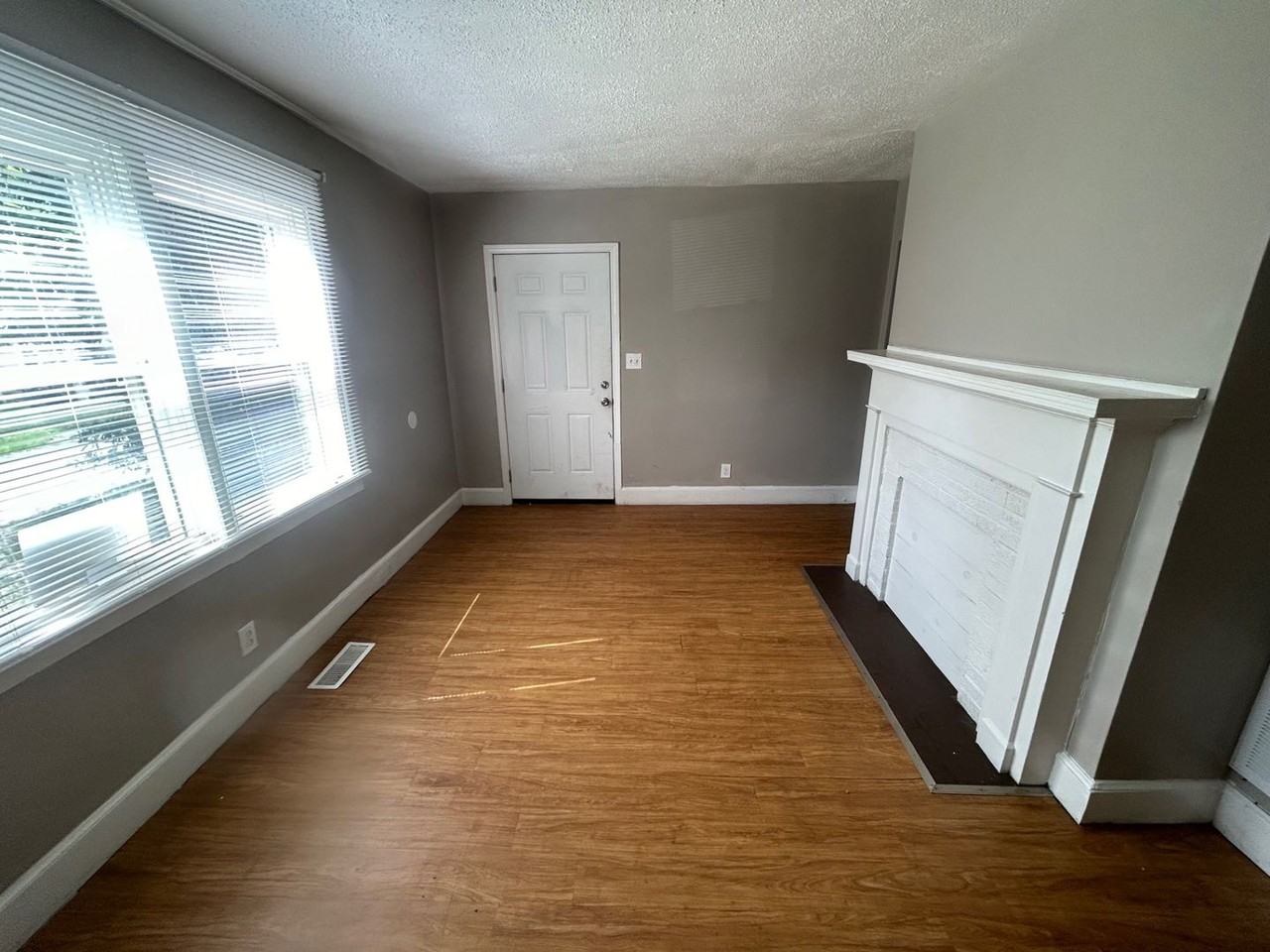 2203 Braham St - Photo 3 of 22