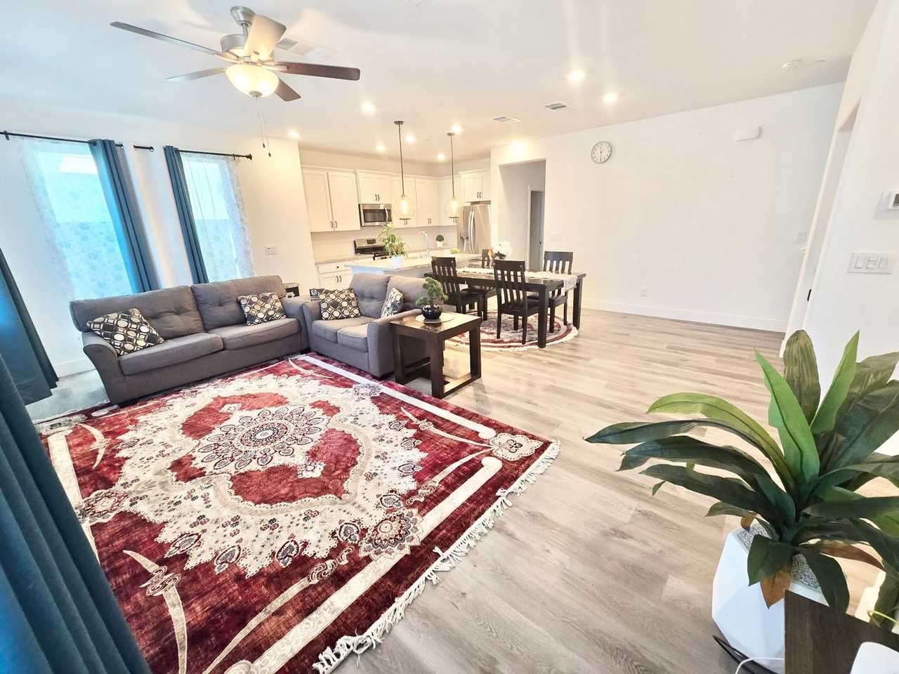 2137 Hunt St - Photo 4 of 28