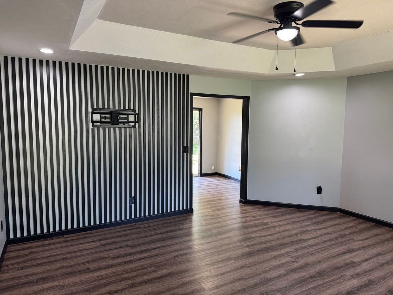 1019 N Dickerson Ave - Photo 3 of 24