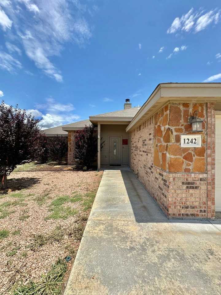 1242 Daniel St - Photo 2 of 23