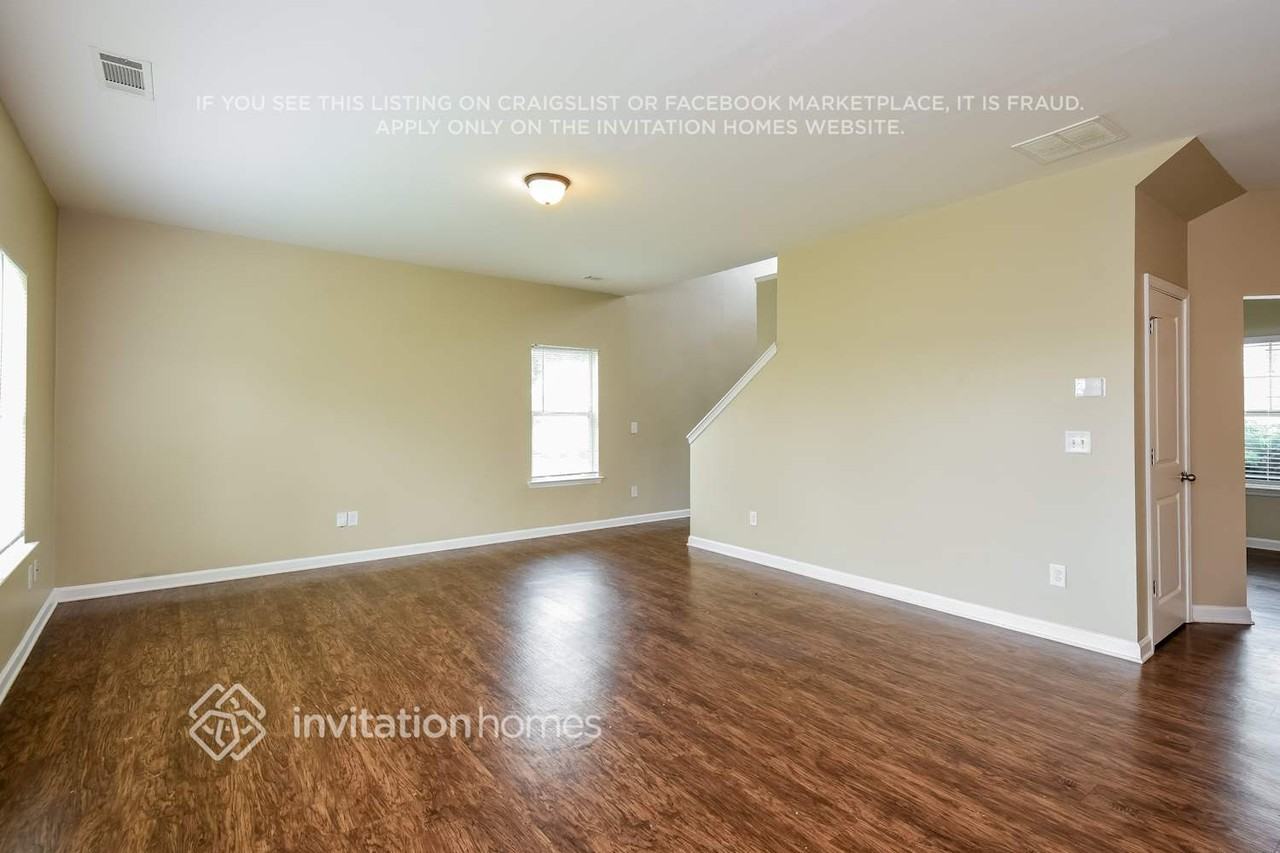 350 Village Broad St - Photo 4 of 18