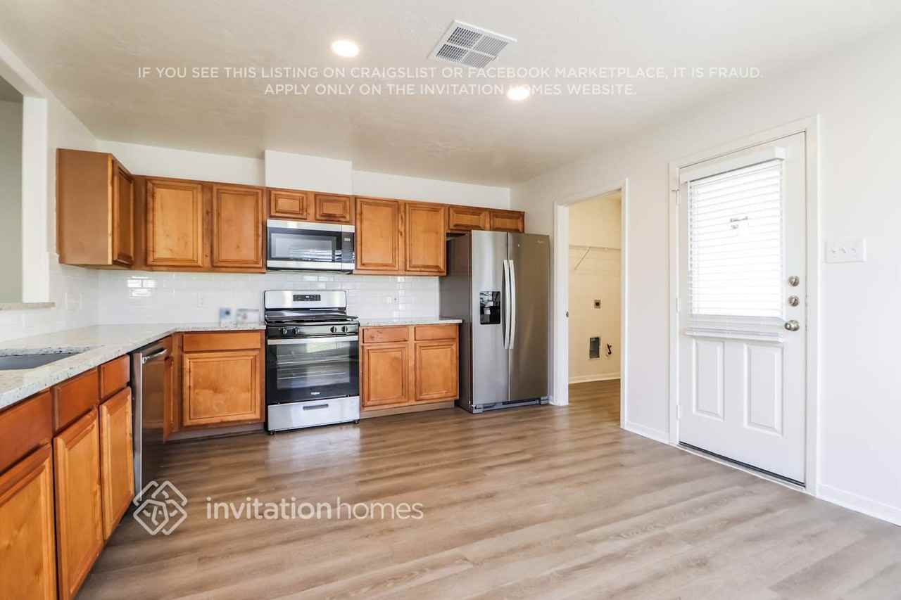 1506 Imperial Manor Ln - Photo 7 of 17