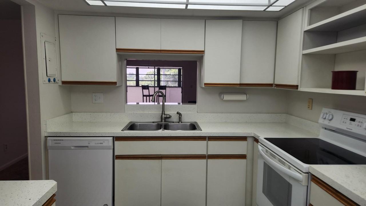 725 Port Malabar Blvd NE - Photo 4 of 20