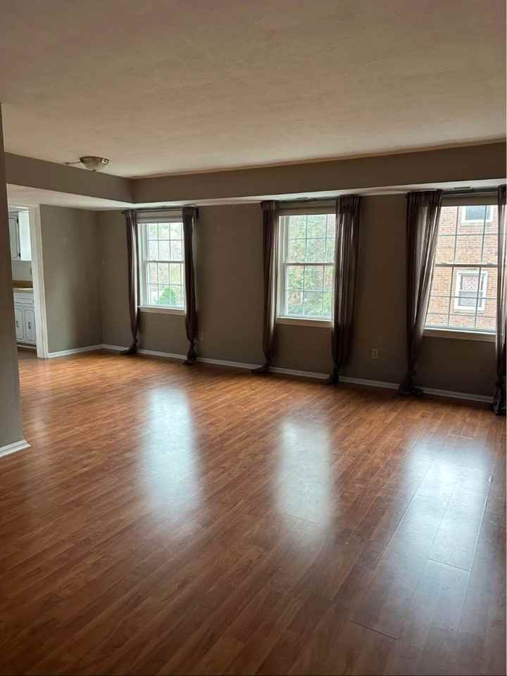 Royal Court - Photo 4 of 5