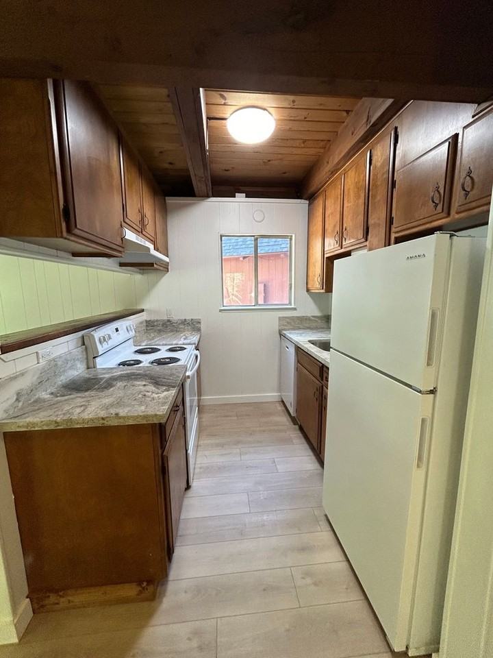 970 Tanglewood Dr - Photo 4 of 17