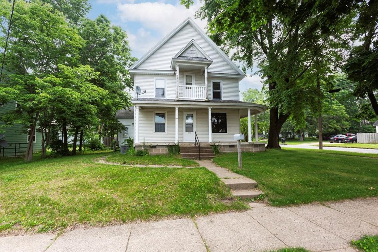 820 10th St E - Photo 3 of 29