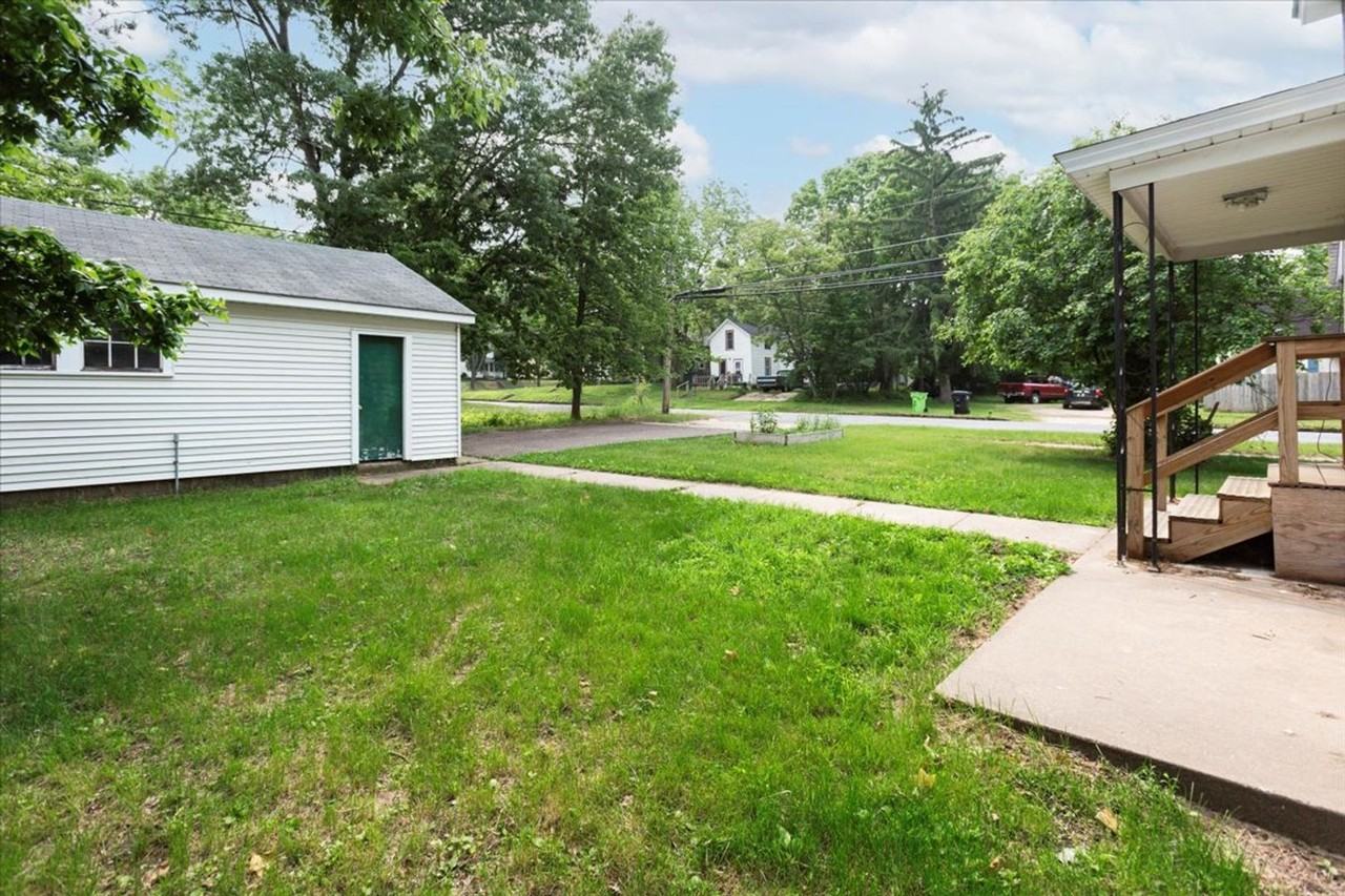 820 10th St E - Photo 4 of 29