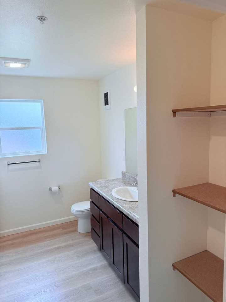 11018 NE 18th St - Photo 5 of 9