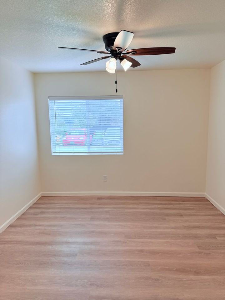 11018 NE 18th St - Photo 6 of 9