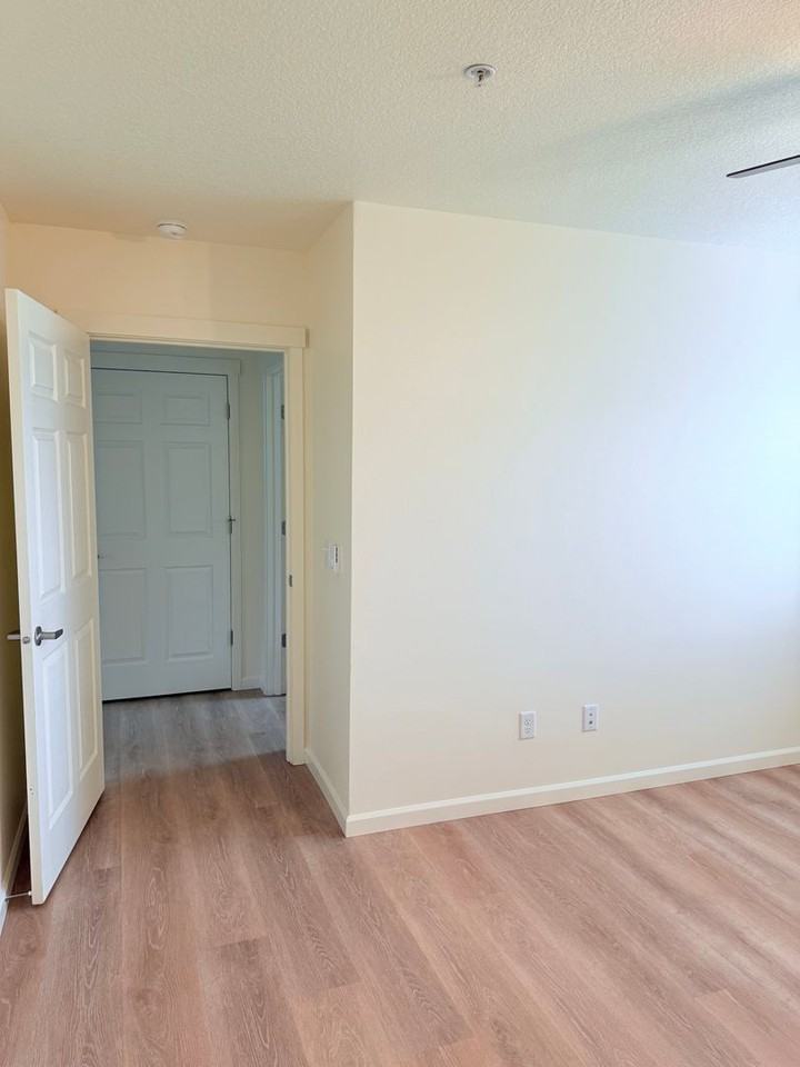 11018 NE 18th St - Photo 7 of 9