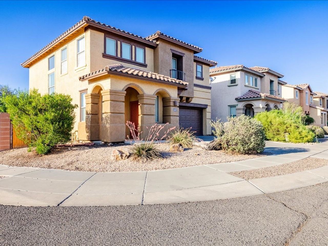 1602 W Blue Horizon St - Photo 2 of 33