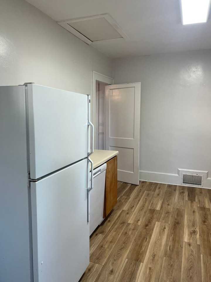 321 E Montgomery St - Photo 4 of 37