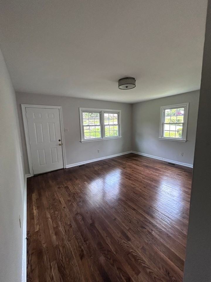 2407 Yorktown Ave - Photo 2 of 10