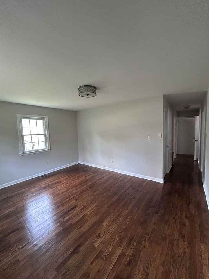 2407 Yorktown Ave - Photo 3 of 10