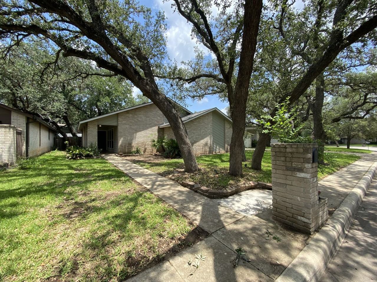 2523 Old Trail St - Photo 2 of 19