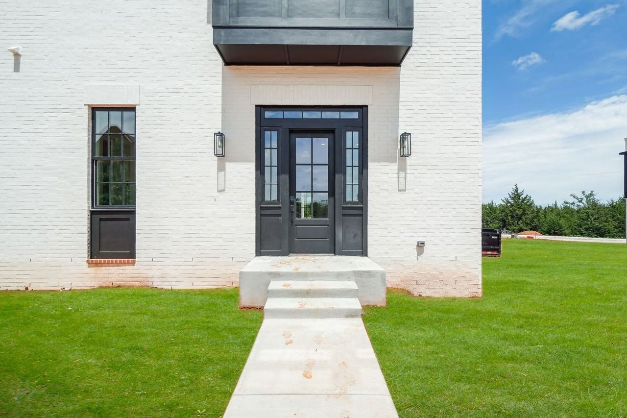 18835 Selah Way - Photo 2 of 48