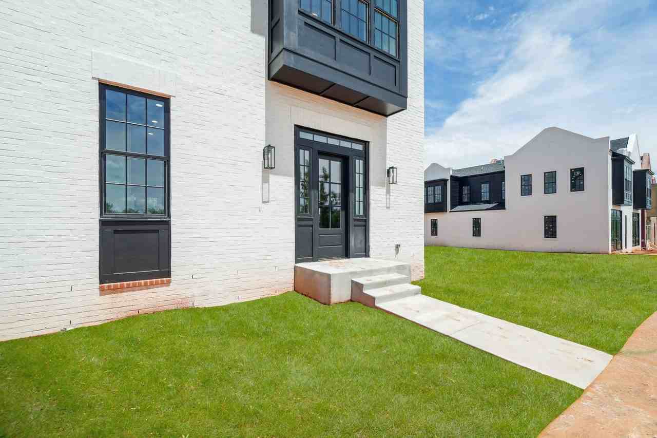 18835 Selah Way - Photo 3 of 48