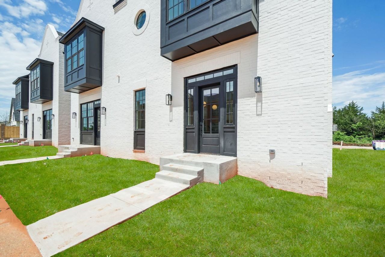 18835 Selah Way - Photo 4 of 48