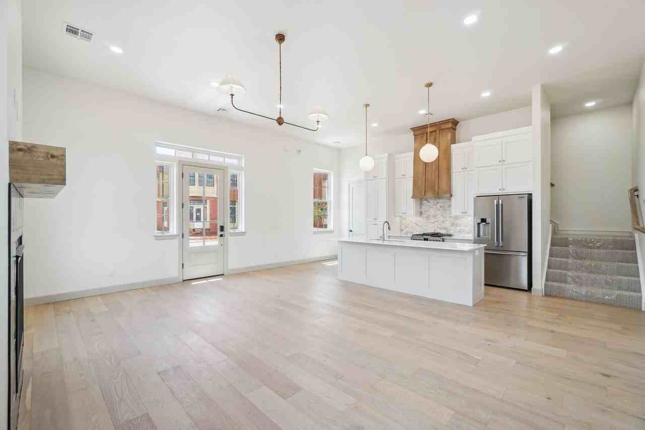 18835 Selah Way - Photo 5 of 48