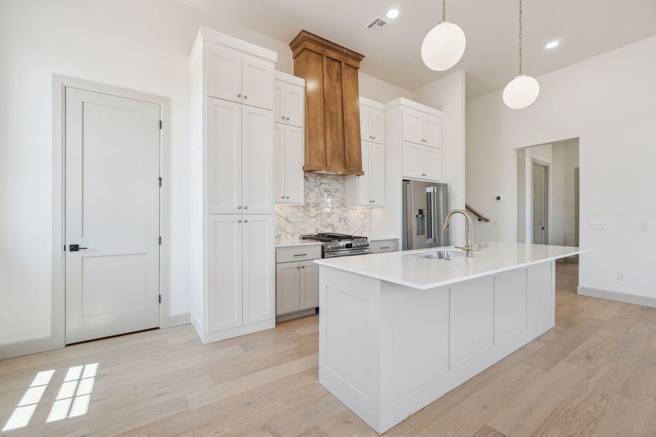 18835 Selah Way - Photo 6 of 48