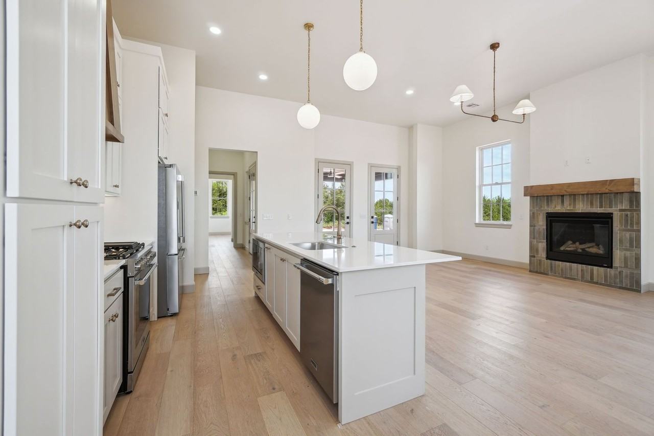 18835 Selah Way - Photo 7 of 48