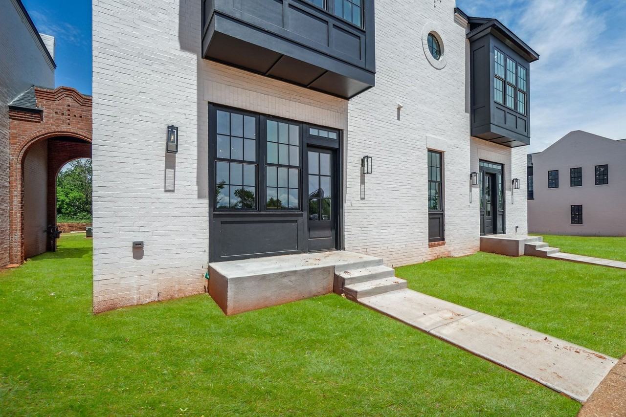 18829 Selah Way - Photo 2 of 34