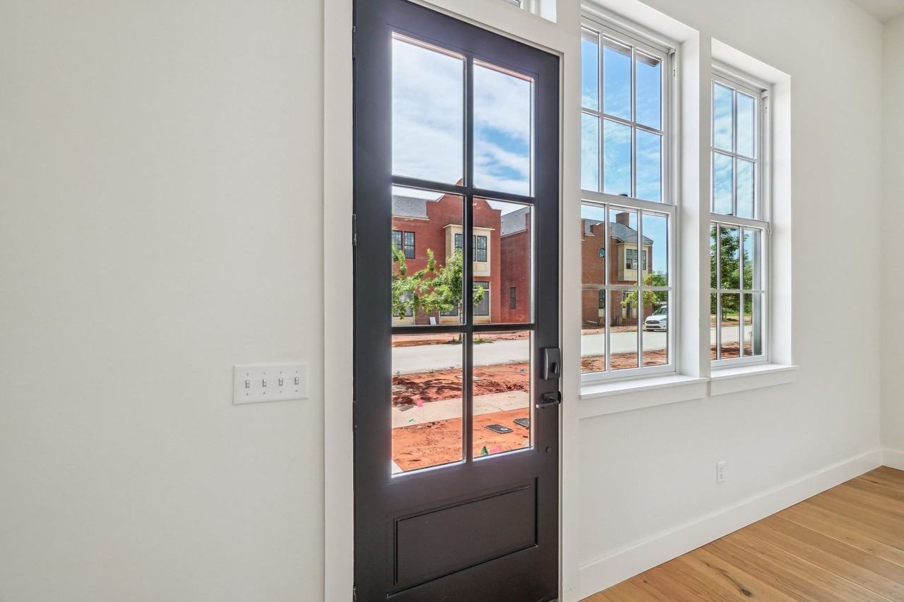 18829 Selah Way - Photo 4 of 34