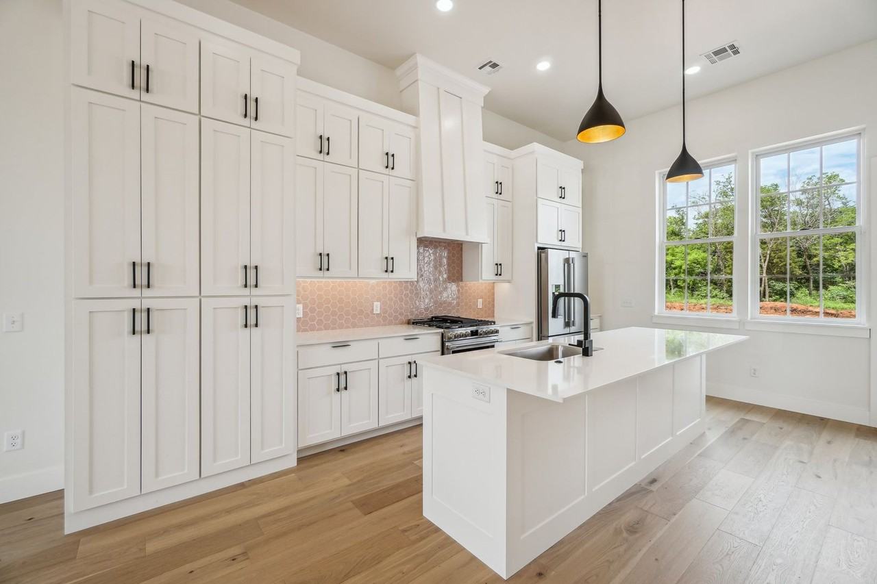 18829 Selah Way - Photo 6 of 34