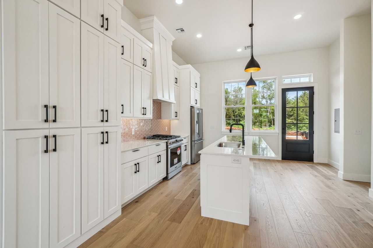 18829 Selah Way - Photo 7 of 34