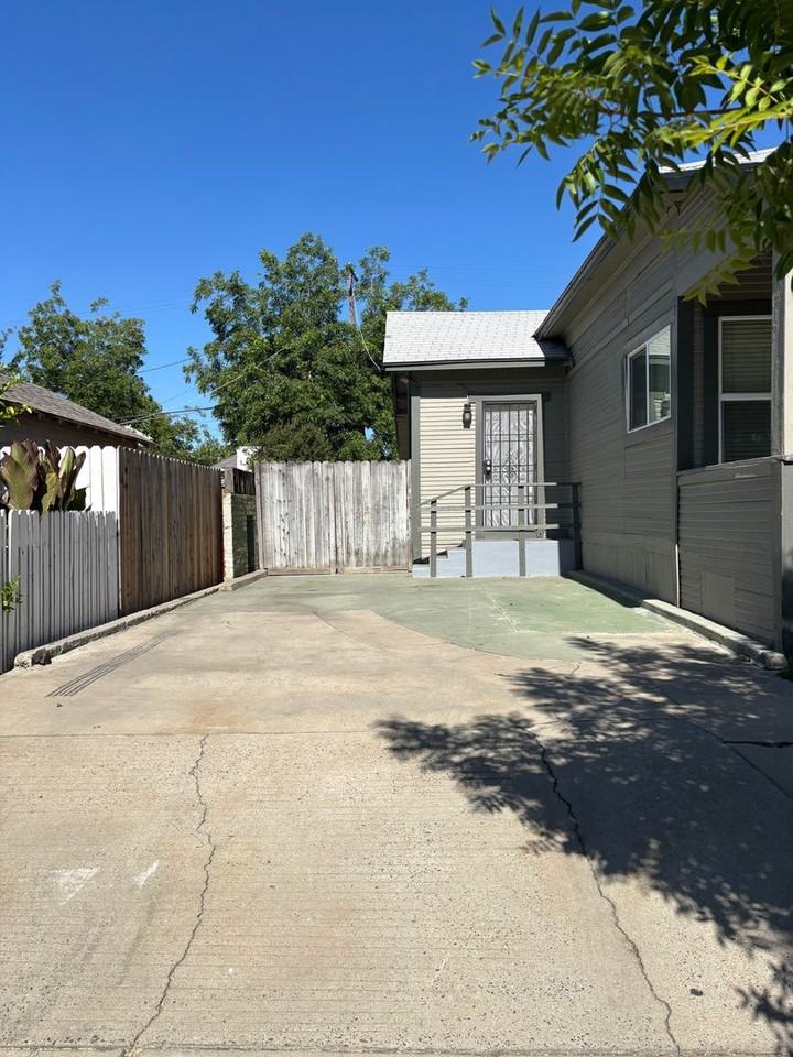 223 N Park Ave - Photo 2 of 12