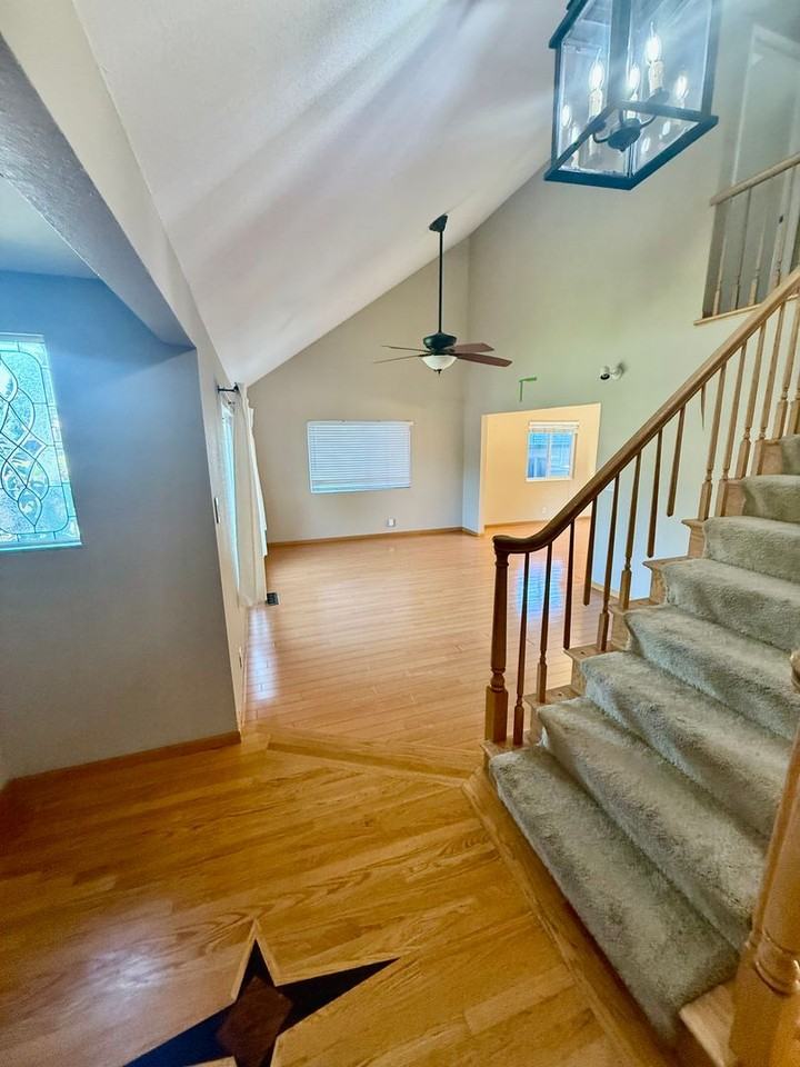 101 Mt Whitney Way - Photo 4 of 22
