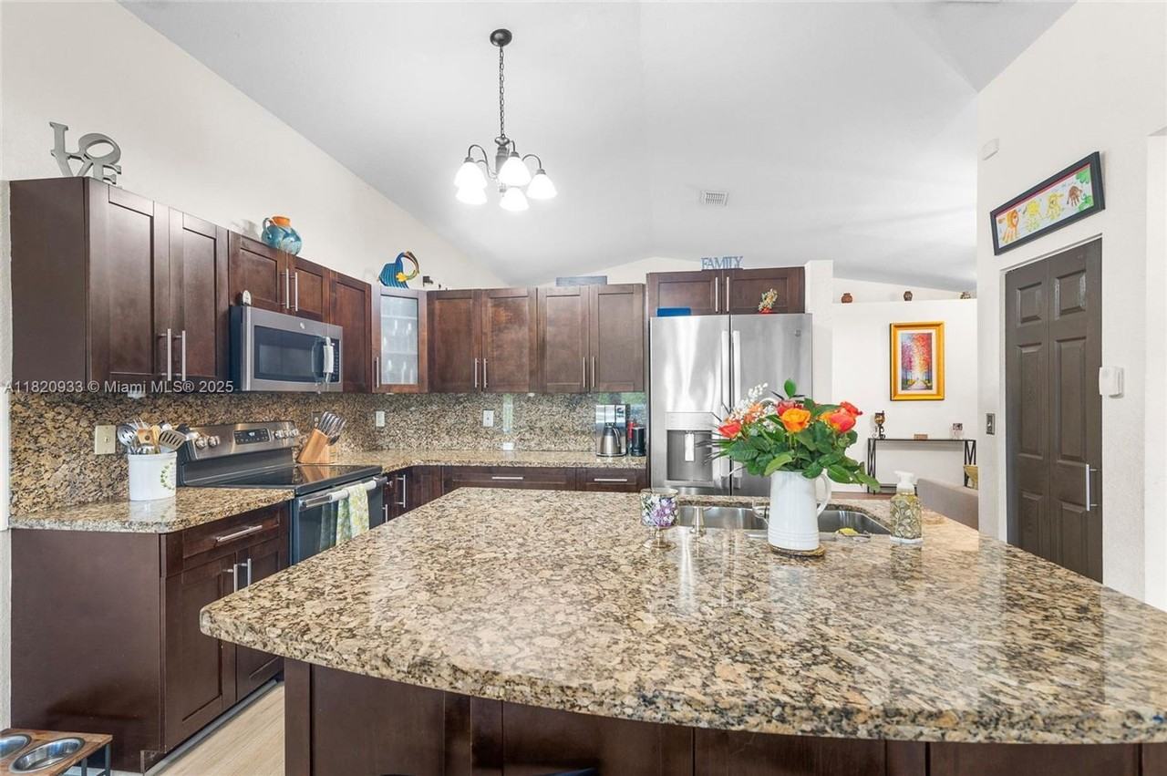 15066 Sw 22nd St - Photo 2 of 19