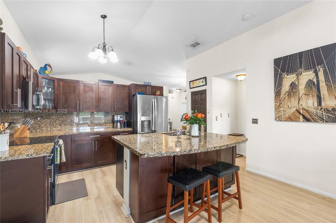 15066 Sw 22nd St - Photo 3 of 19