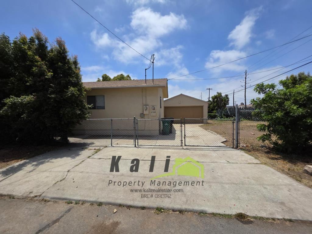 2128 Flintridge Dr - Photo 2 of 15