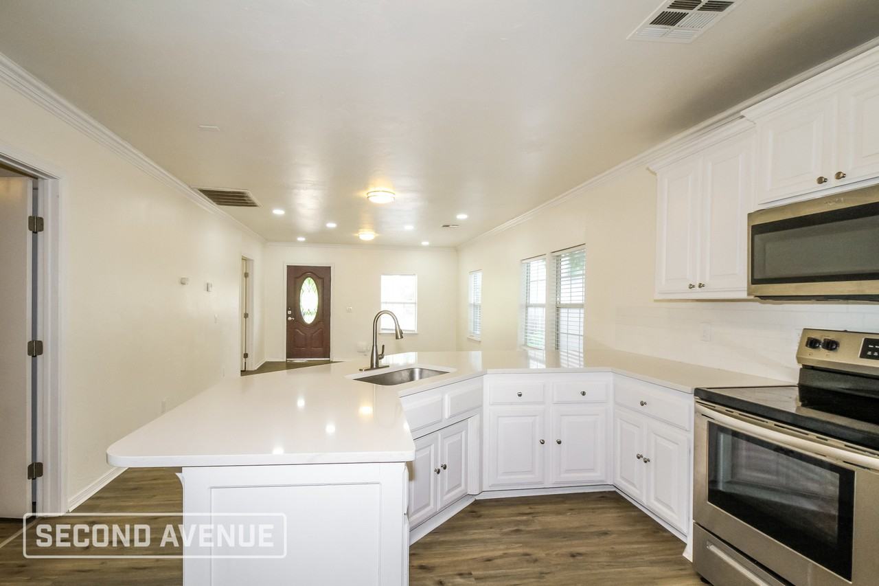 1521 S Blackwelder Ave - Photo 4 of 26