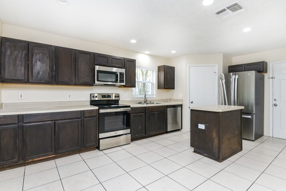1231 Heather Lake Dr - Photo 6 of 17