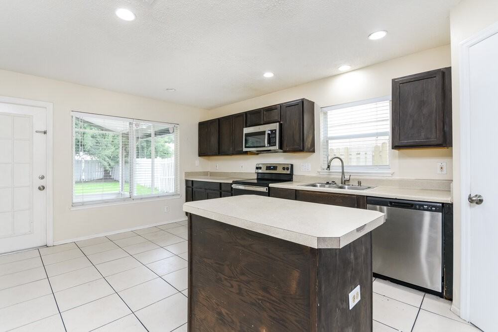 1231 Heather Lake Dr - Photo 7 of 17