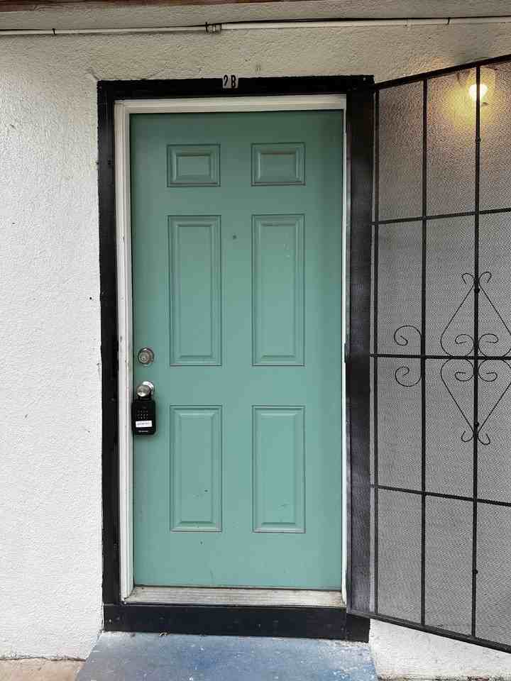 711 E Carson St Apt B2 - Photo 2 of 15