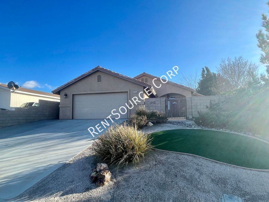 3242 Poplar St - Photo 2 of 50