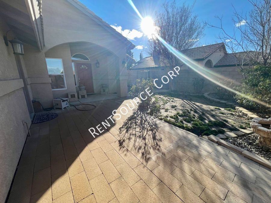 3242 Poplar St - Photo 3 of 50