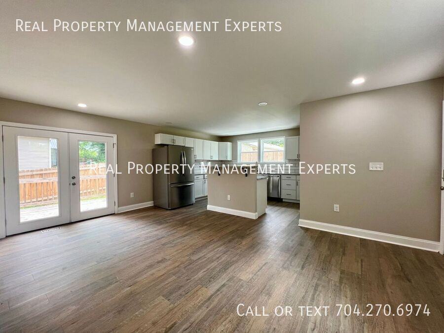 287 Young Ave Sw - Photo 3 of 17