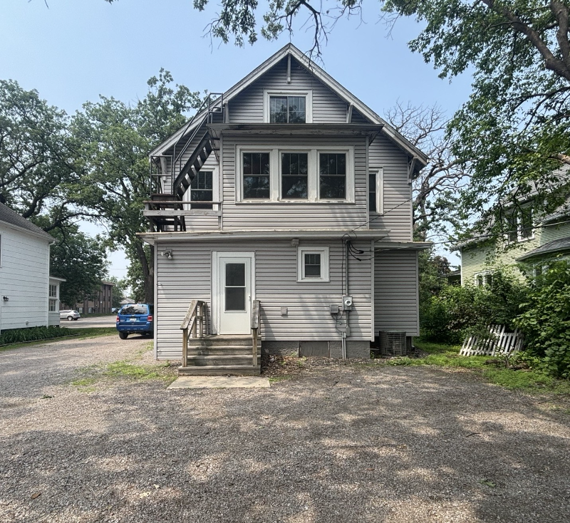 812 6th Ave S - Photo 4 of 14