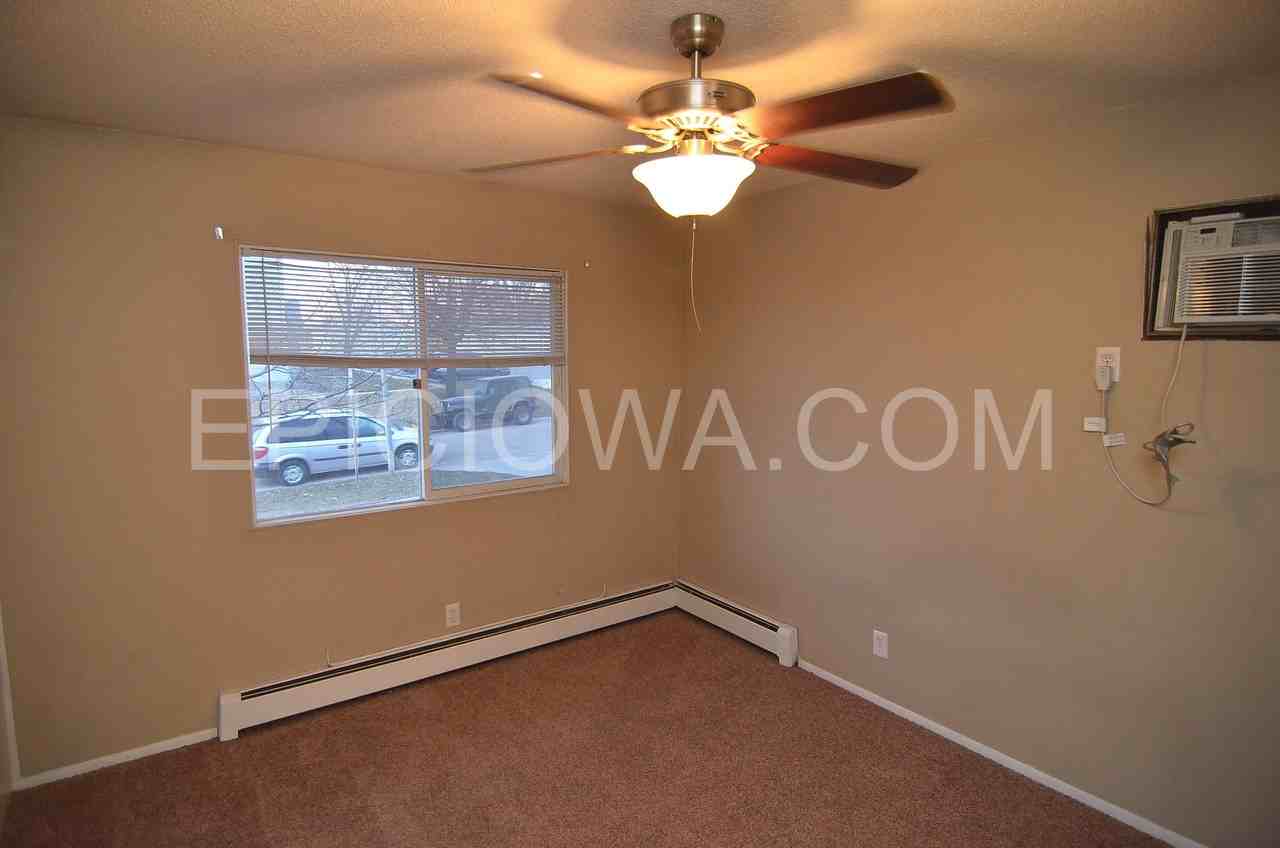 1385 Meadowview Dr - Photo 3 of 22