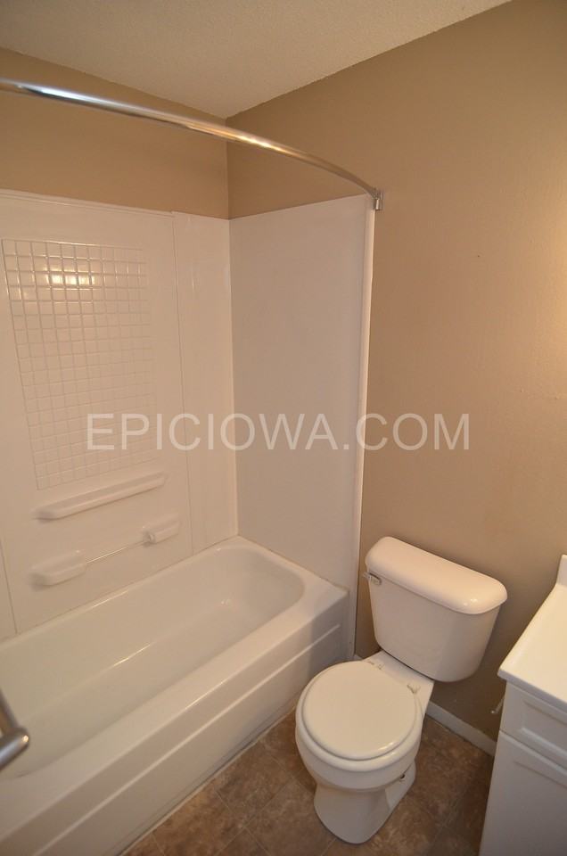 1385 Meadowview Dr - Photo 4 of 22