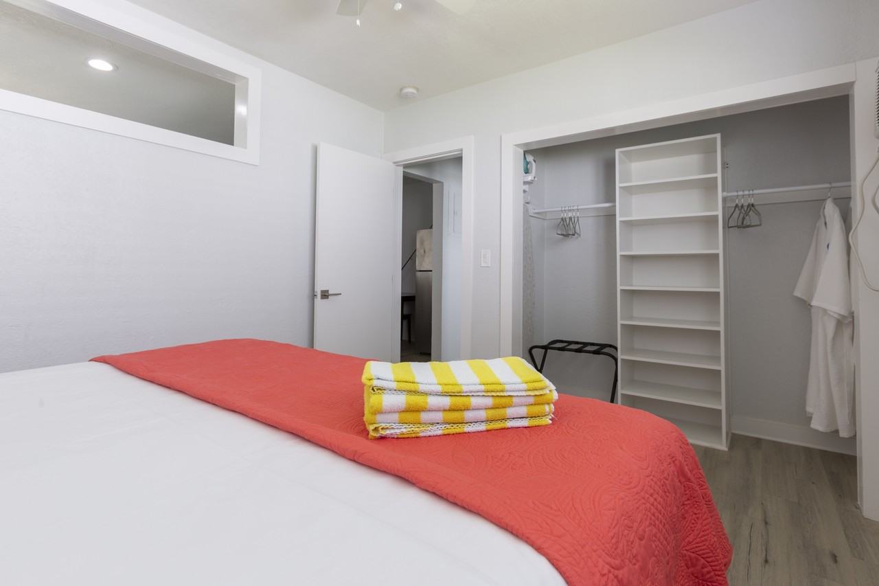 3217 Northeast 9th Street - Photo 3 of 14