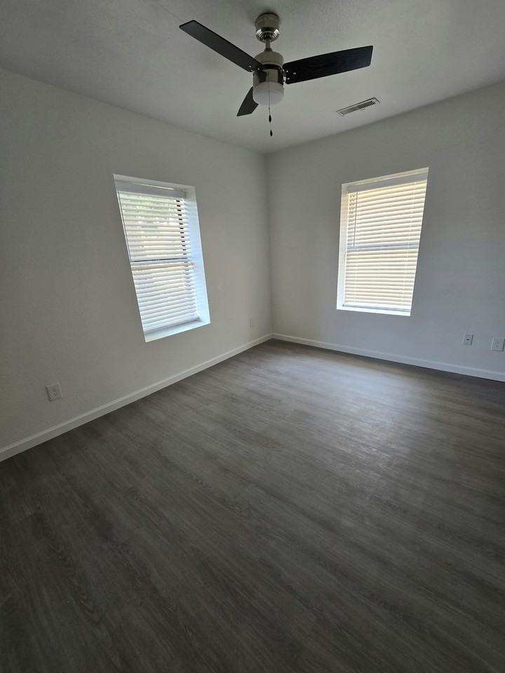 300 S 5th St, Unit B - Photo 2 of 6