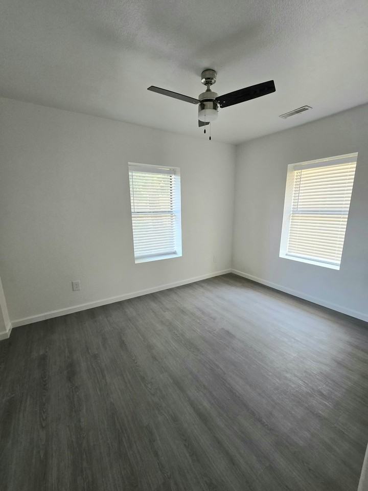 300 S 5th St, Unit B - Photo 3 of 6