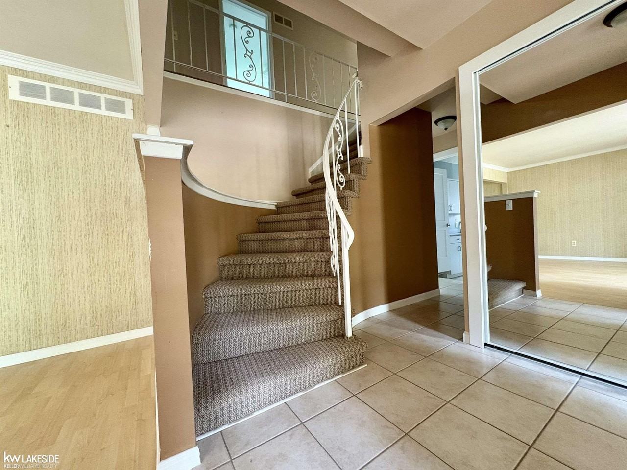 3550 Kings Point Dr - Photo 2 of 20