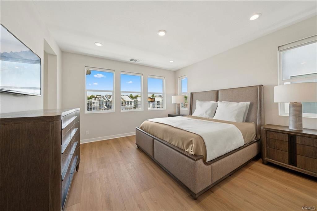 211 Newton - Photo 3 of 8