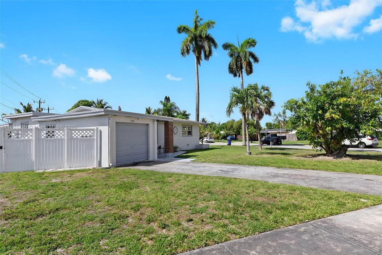 1708 Nw 58th Ave - Photo 2 of 8